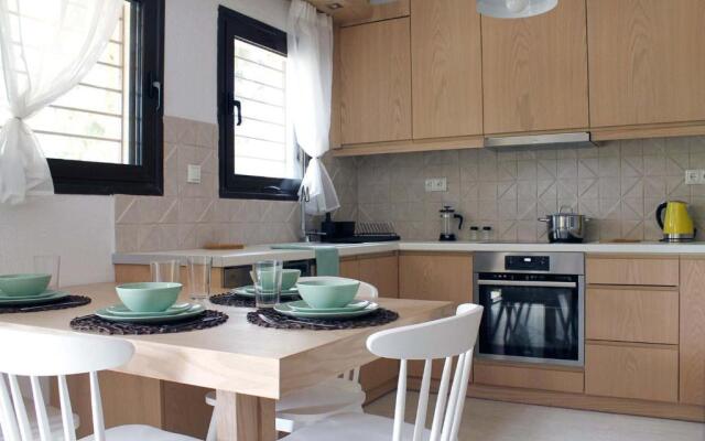 4 bedroom villa with pool and garden