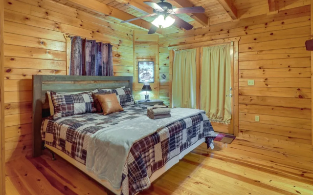 Gatlinburg Getaway: Private Hot Tub & Fireplace!