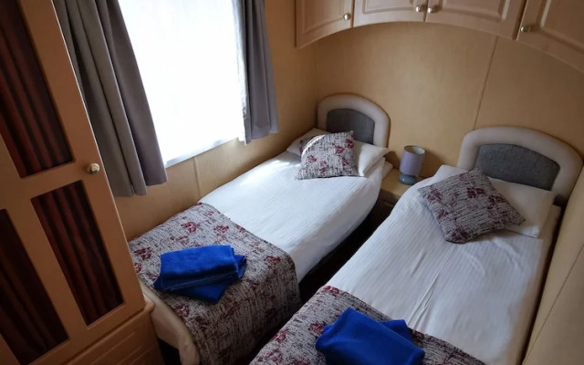 Charming 3-bed Holiday Home in Poole, Rockley Park