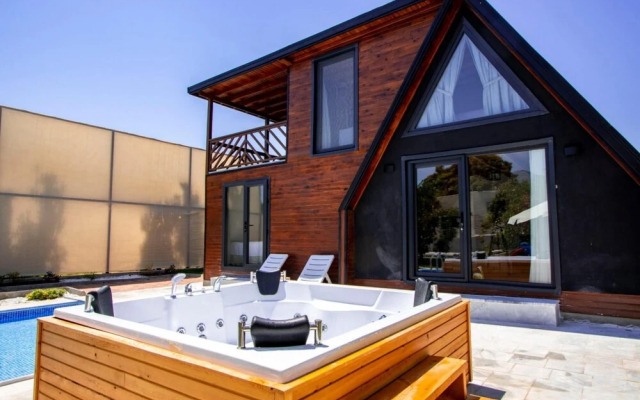 Villa With Pool Jacuzzi and Backyard in Inlice