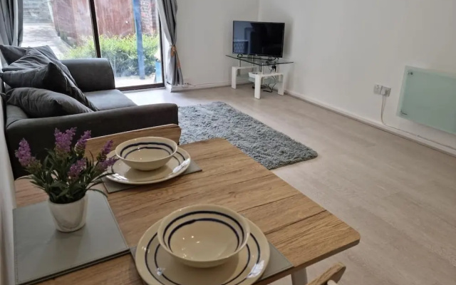 360 Serviced Accommodations - Waterfront Retreat - Modern Apartment