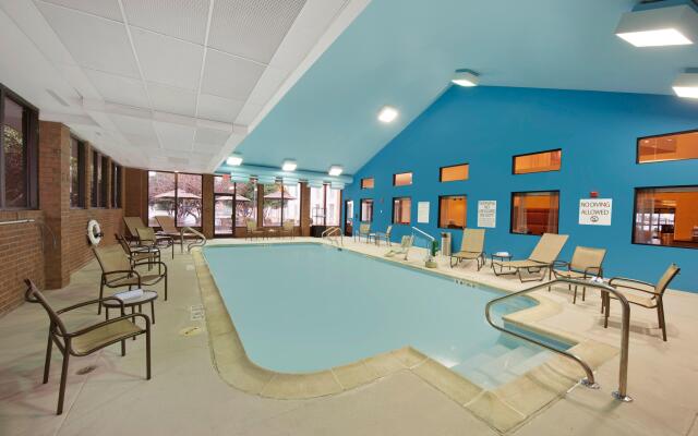 Holiday Inn Express Fredericksburg Southpoint, an IHG Hotel