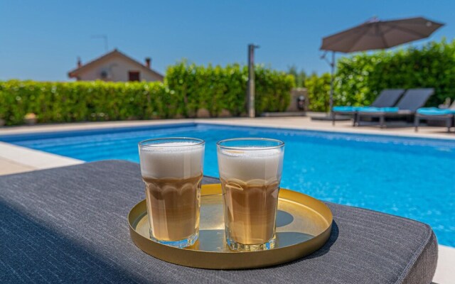 Awesome Home in Tribunj With Wifi and 4 Bedrooms