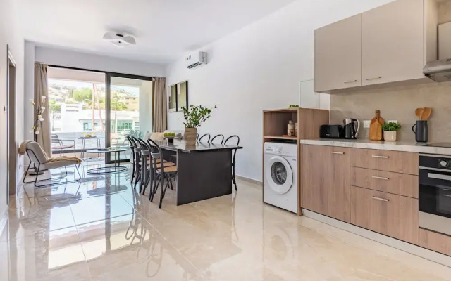 Sanders River Plaza - Neat 2 Bedroom Apt With Balcony