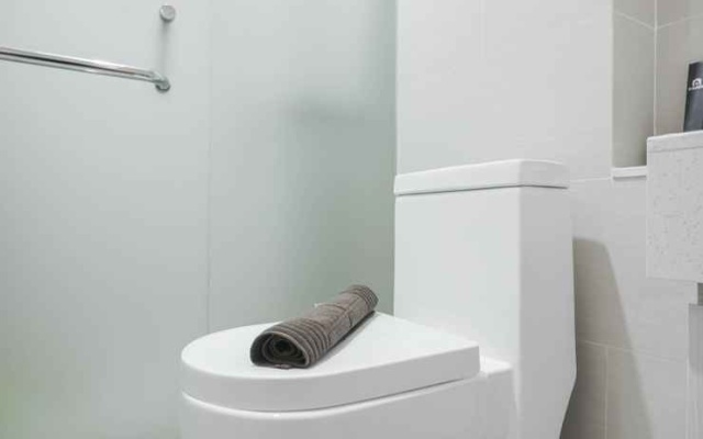 Comfort and Cozy Studio Apartment at Daan Mogot City By Travelio – Bathroom – Jakarta
