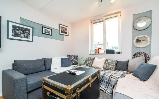 Central, Spacious, Modern 5 Bedrm duplex w/Balcony