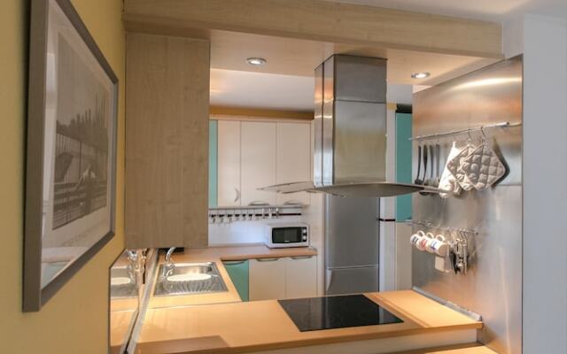 The Midpoint Apartment, Coastal Life Between the Two Beaches