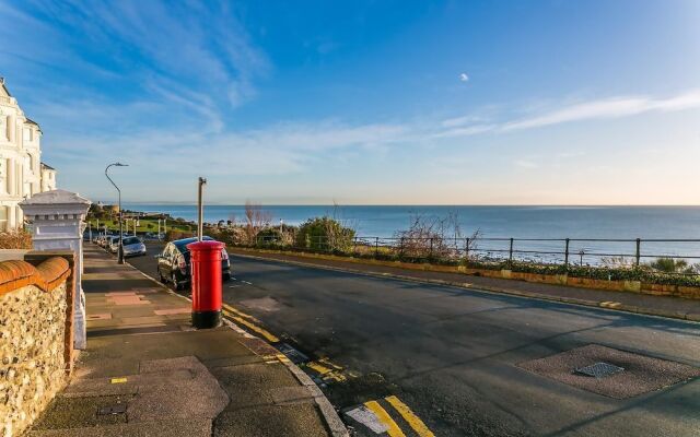 Flat 2, Falcondale House 5 South Cliff