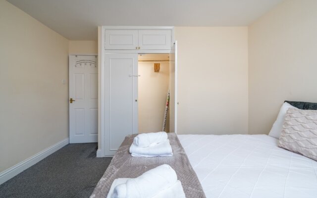 Spacious Pet Friendly 2-bed Apartment in Redhill