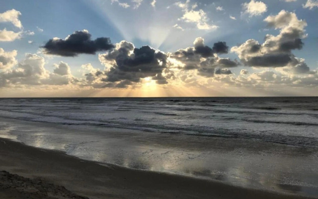 Lakeside Stay w/ Terrace