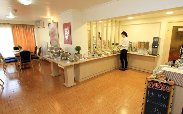 Hotel Triton