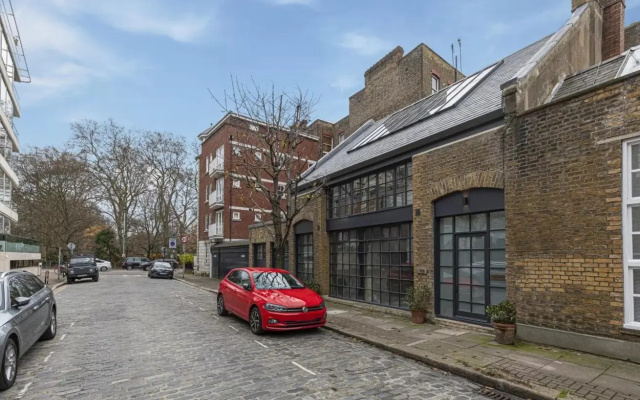 Stylish 2-bed loft apartment near Battersea Park, South London