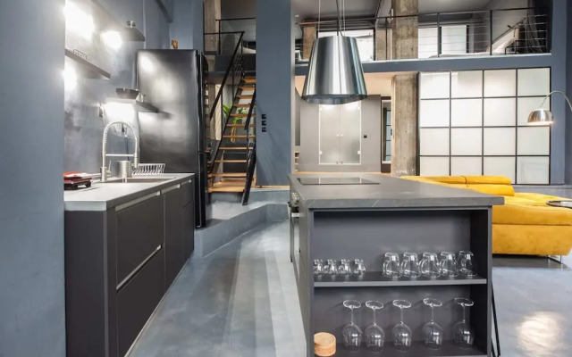 Modern Industrial Apt In Neos Kosmos