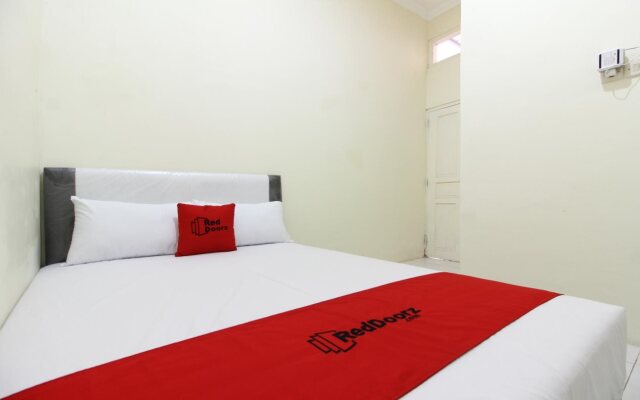 RedDoorz @ Jalan Damai 3
