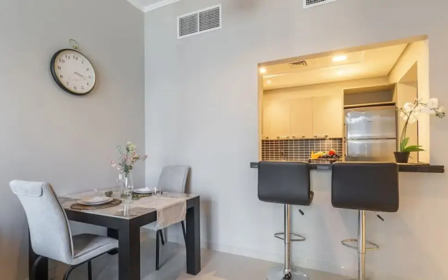Stylish Marina-front 2BR Near Top Attractions