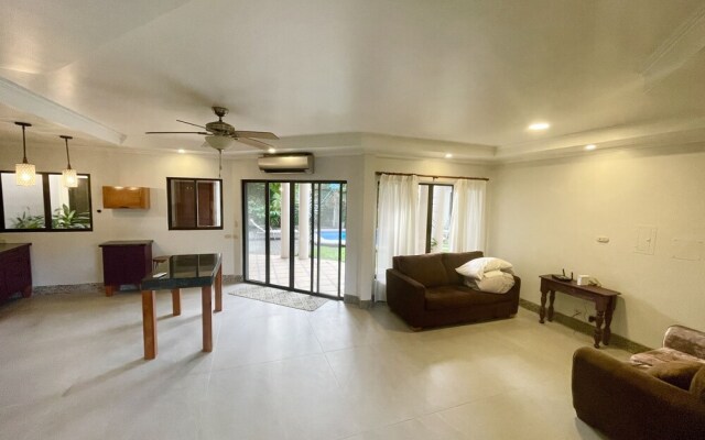 Villa Arenas: Private Pool & Easy Beach Access in Jaco by RedAwning