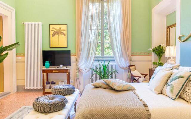 Villa Hugo in Lucca With 5 Bedrooms and 6 Bathrooms