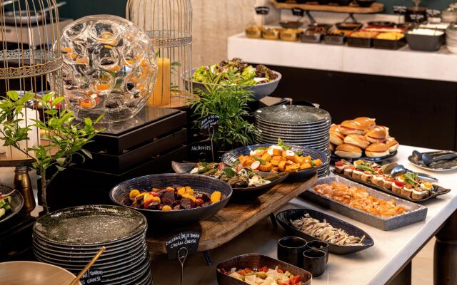 Skylark, Aluma Hotel & Resort