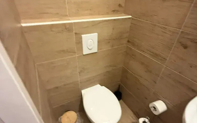 Chic 1BR Apt Walk to Vienna Sights