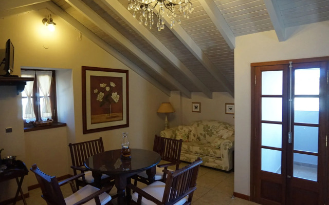 Faros Suites - Adults Only