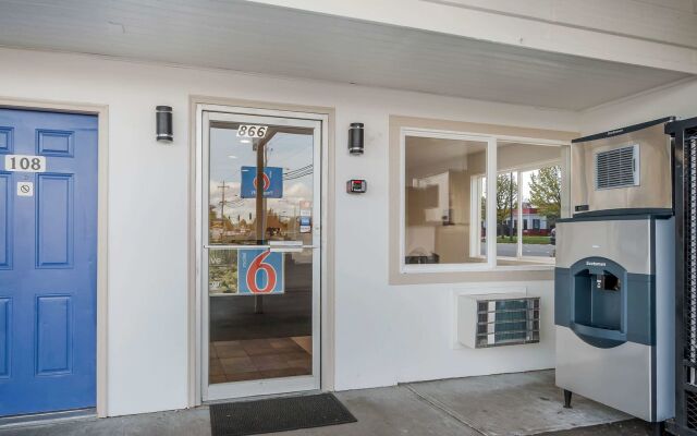 Motel 6 Burlington, WA