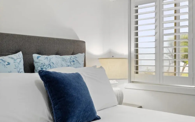 Wake to Waves in Spacious 3-bed Beachfront Unit