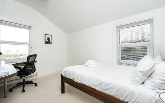 NEW Super 3BD Family Home Stunning London Views