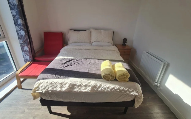 Barking 2 Bed Apt With Parking & Good Travel Links
