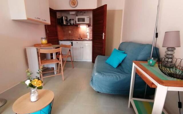 agréable studio avec terrasse à150m de la plage