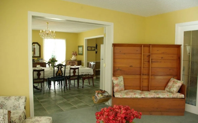 Abagale's Victorian Hot Tub and Suites