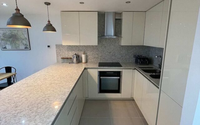 Stunning 3BD Maisonette W/balcony - Old Street!