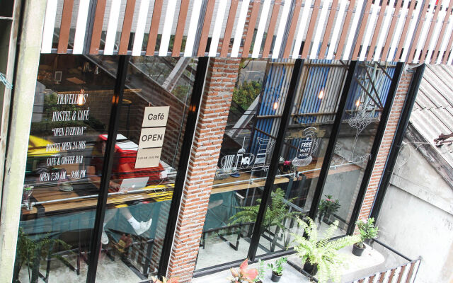 Thonglor Travellers Hostel & Cafe