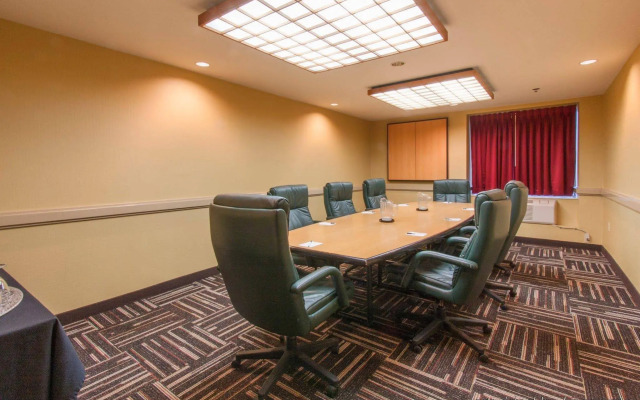 Red Roof Inn PLUS+ Columbus Downtown-Convention Center