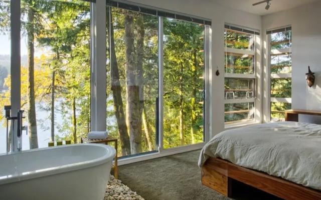 83mf - Lakeside - Hot Tub - Bbq - Dock - Sleeps 4 2 Bedroom Home by RedAwning