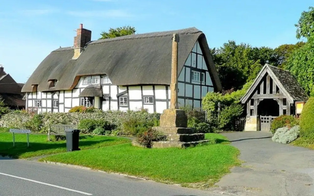 Inviting 2-bedroom Cabin in Ashton Under Hill