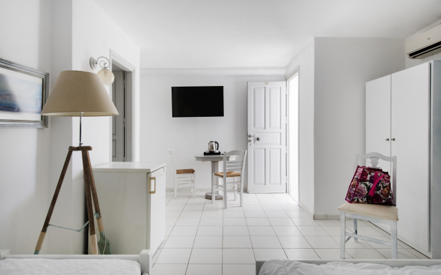 Zefi Hotel & Suites