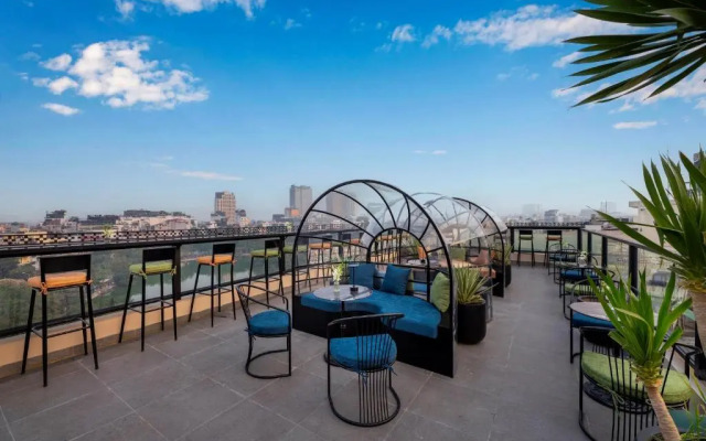 Le Premier Hotel & Rooftop Bar