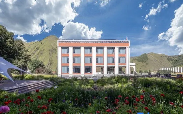 Wolian Huayin Hotel in Xinduqiao