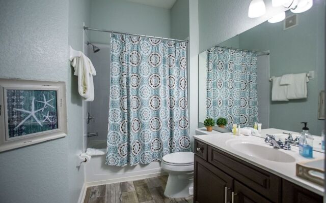 Altavista Lakeview 3 Bedroom Condo by RedAwning