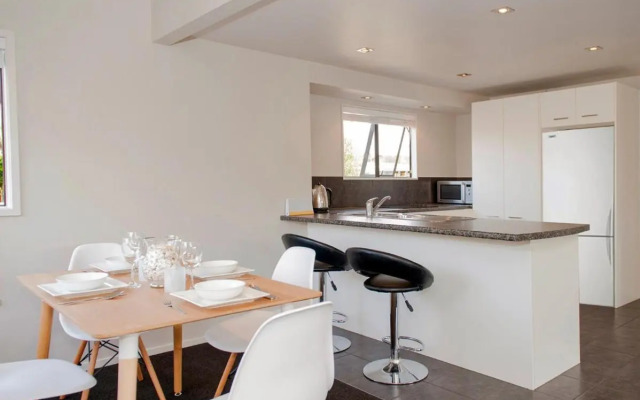 Beach Central - Whangamata Holiday Home