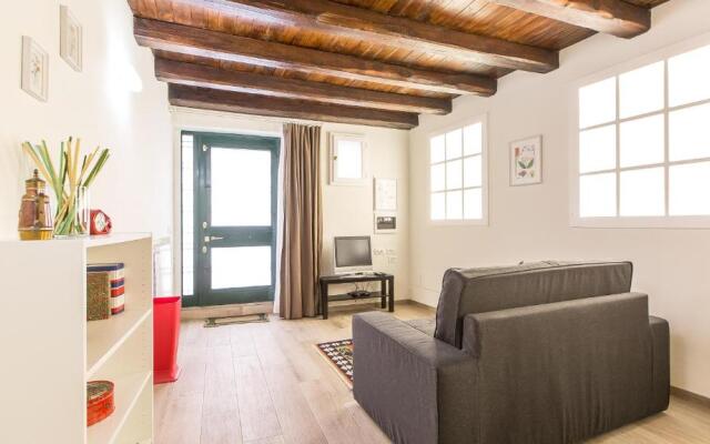Rental In Rome Trastevere White Apartment