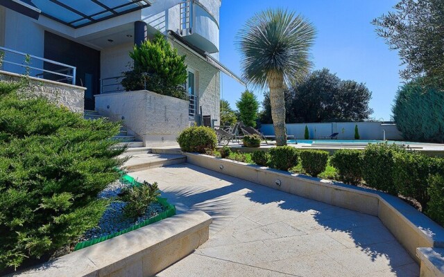 Villa Aylin, 5-bed, Next to the sea