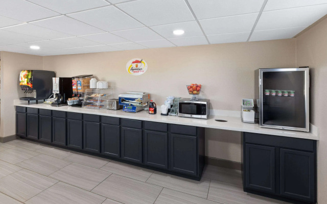 Super 8 by Wyndham Buffalo