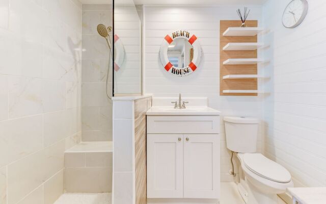 Romantic Beach House by Vtrips
