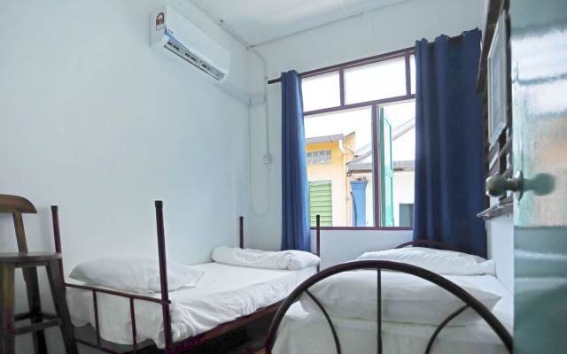 OYO 90571 Red Door Homestay