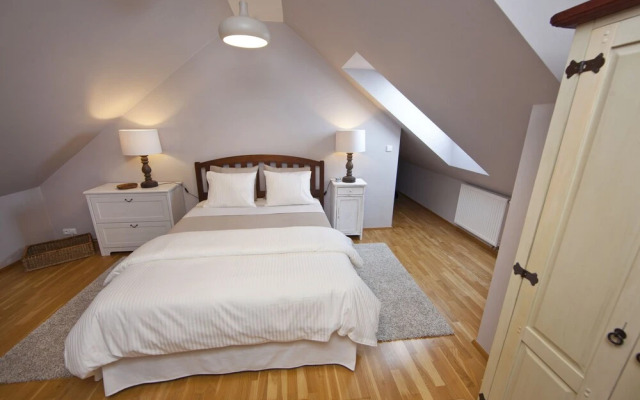 Spacious Treetop Apartment by easyBNB