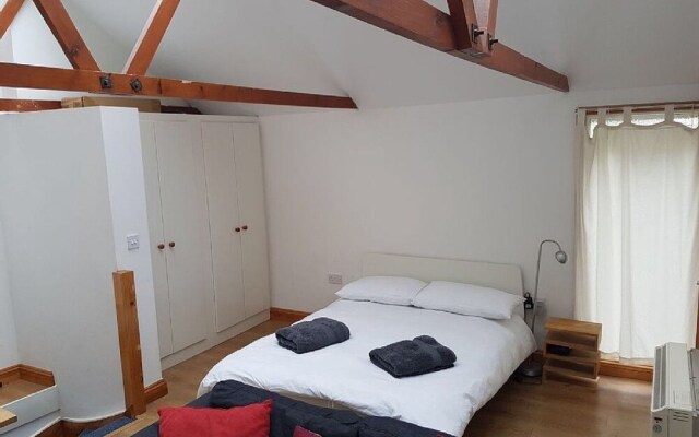 Cosy studio in bustling Grafton Centre