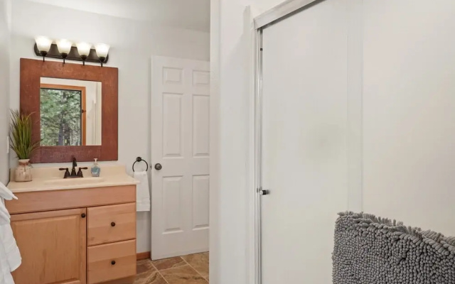 Super Coop 5 Bedroom Home by RedAwning, Bend