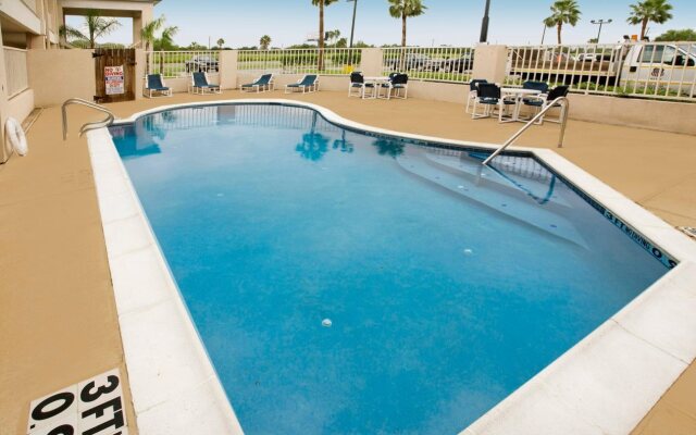 Deluxe Inn & Suites