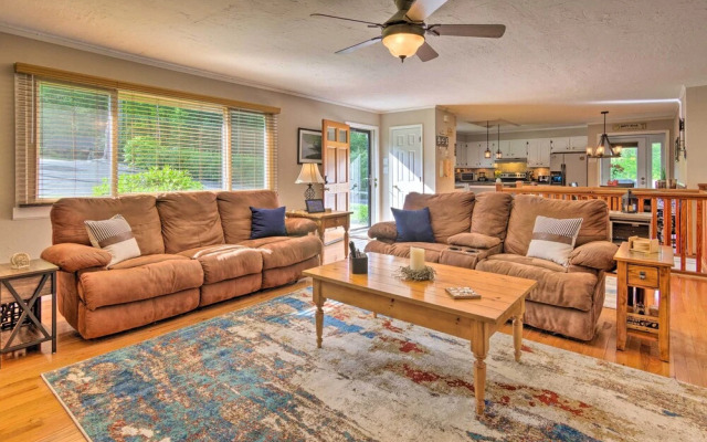 'paradise Lakehouse' in Hickory w/ Dock & Views!